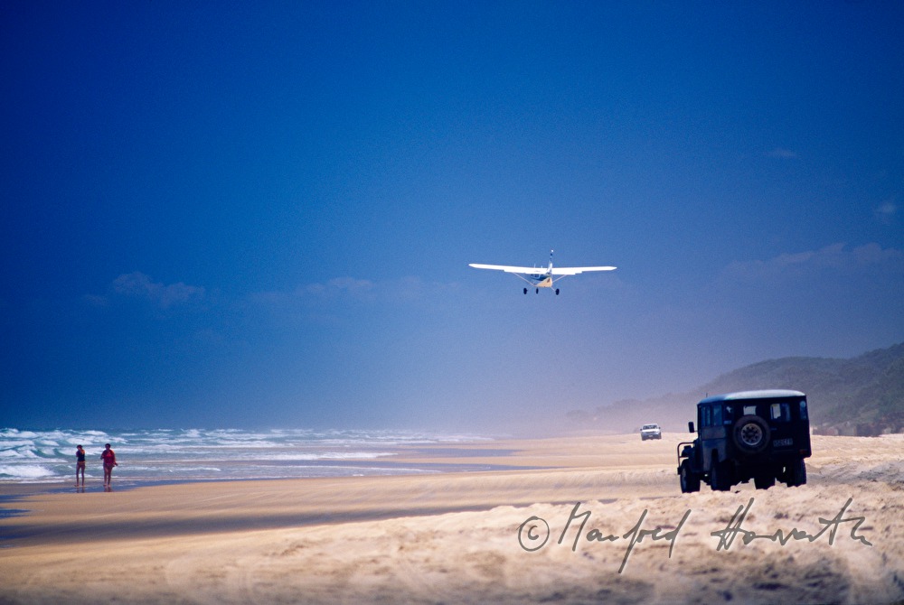 Ein Flugzeug landet am Sandstrand