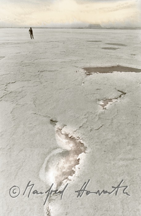Mann überquert einen Salzsee