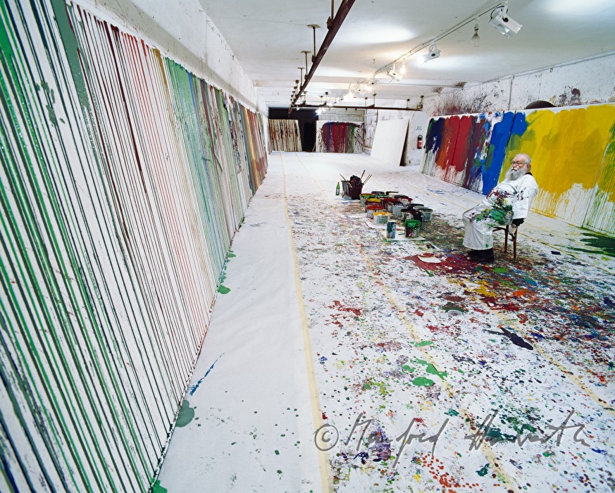 Hermann Nitsch malt in seinem Atelier