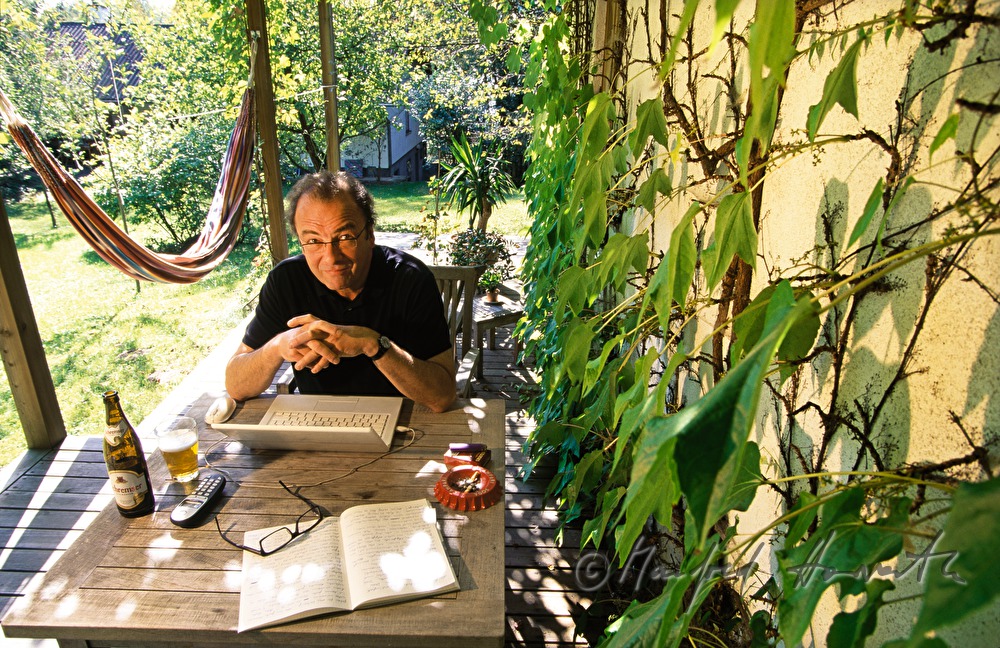 Schriftsteller Robert Menasse in seinem Sommerhaus