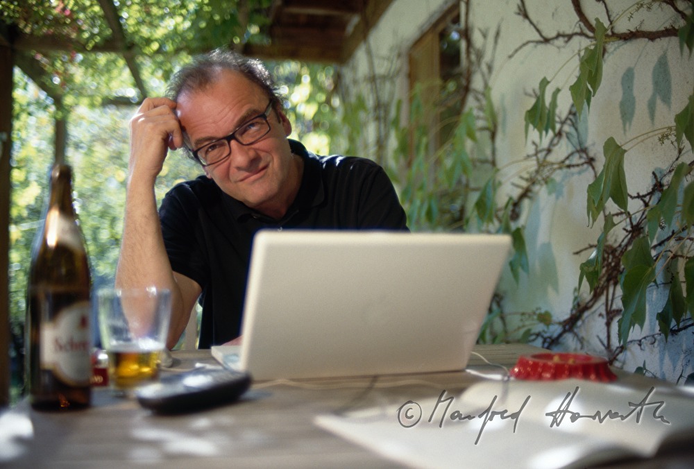 Schriftsteller Robert Menasse in seinem Sommerhaus