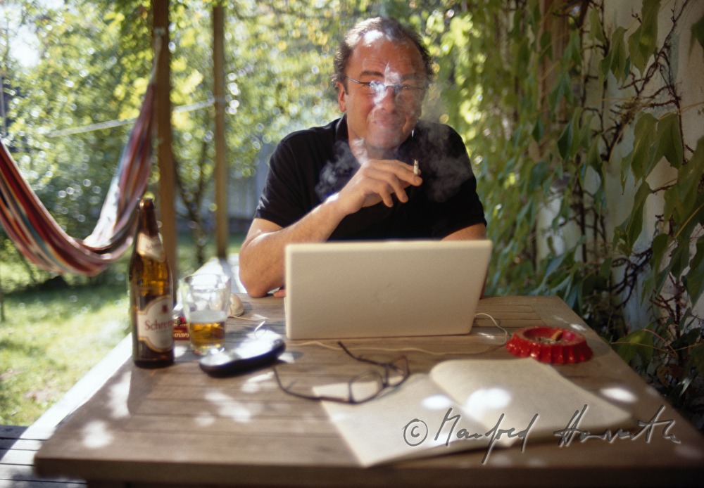 Schriftsteller Robert Menasse in seinem Sommerhaus