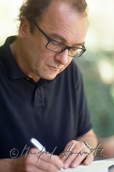 Schriftsteller Robert Menasse in seinem Sommerhaus