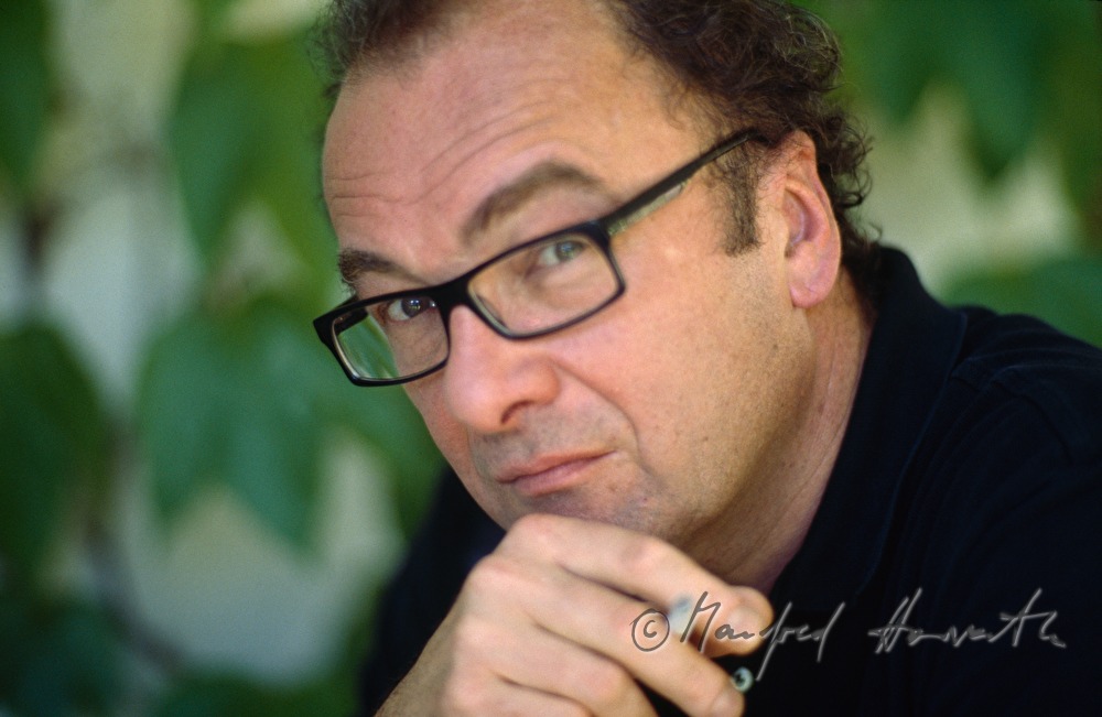 Schriftsteller Robert Menasse in seinem Sommerhaus