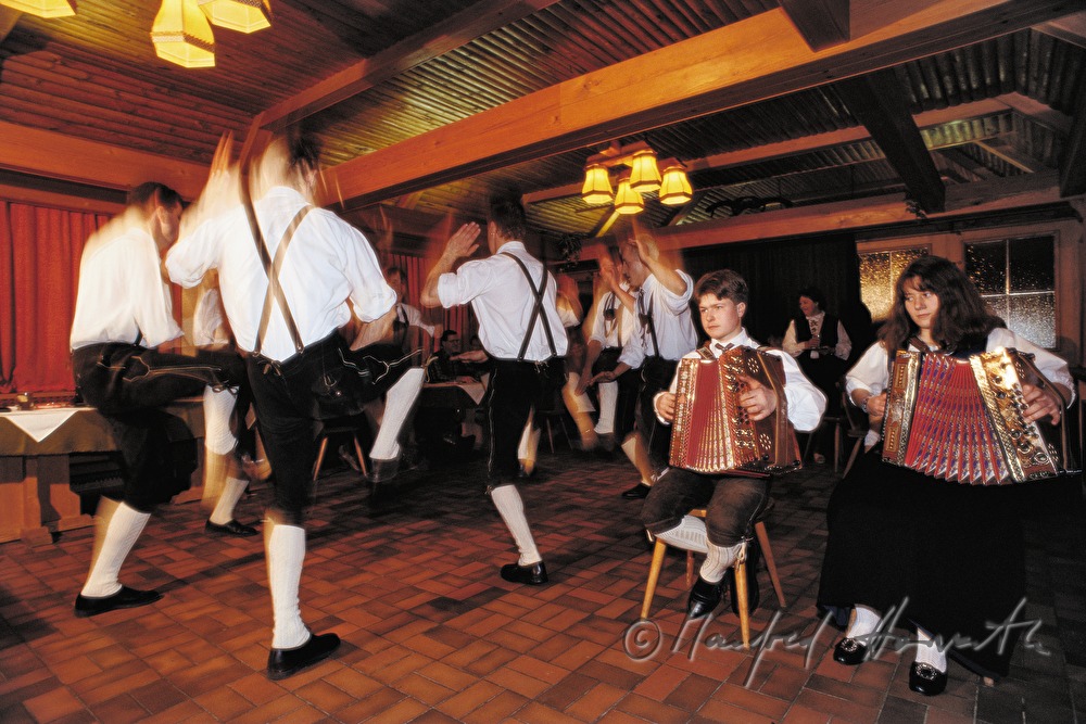 Schuhplattler in einem Gasthaus