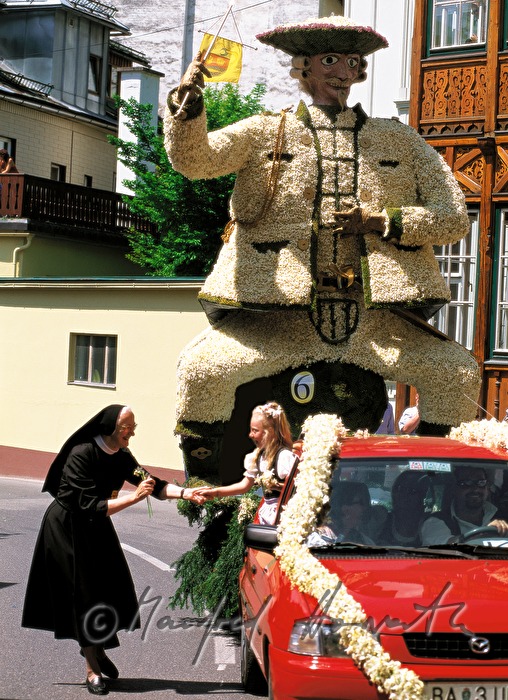Zuschauerin begrüßt Teilnehmer beim Narzissenfest