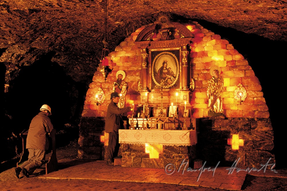 Bergmänner beten in der Salzkapelle