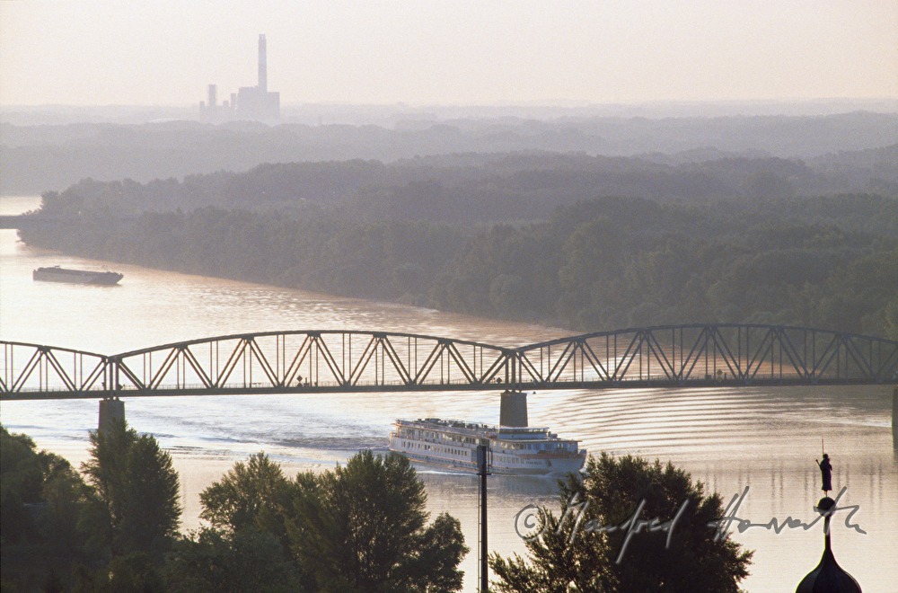 Schiffsverkehr auf der Donau