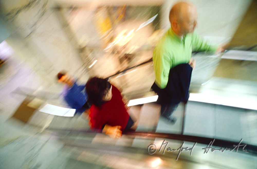 Kunden auf der Rolltreppe