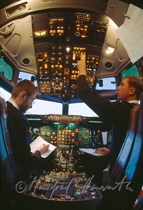 Pilot und Copilot im Cockpit beim Check