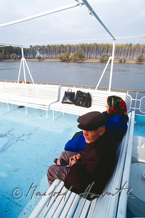 Passagiere auf dem Deck einer Fähre