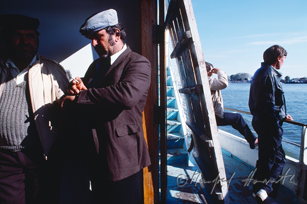 Passagiere auf dem Deck einer Fähre