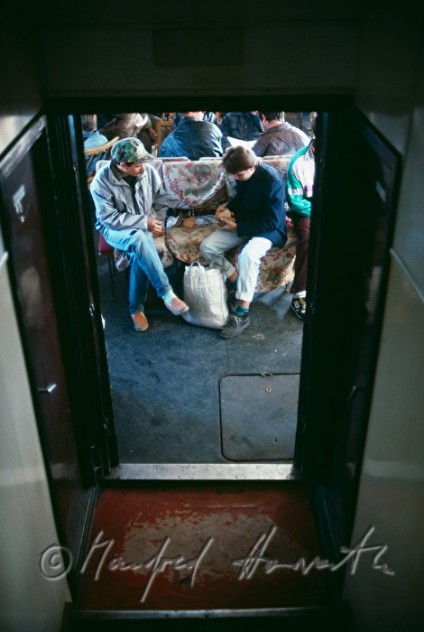 Passagiere im Fahrgastraum einer Fähre