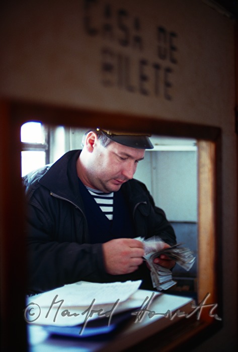 Kassier einer Personenfähre zählt Geld