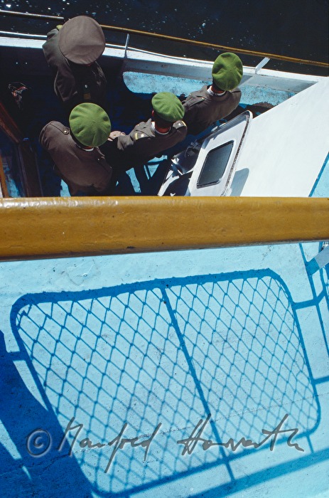 Passagiere auf dem Deck einer Fähre