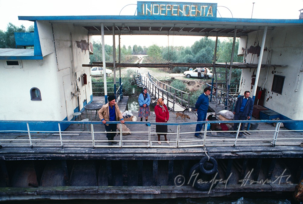 Passagiere bei der Schiffsanlegestelle