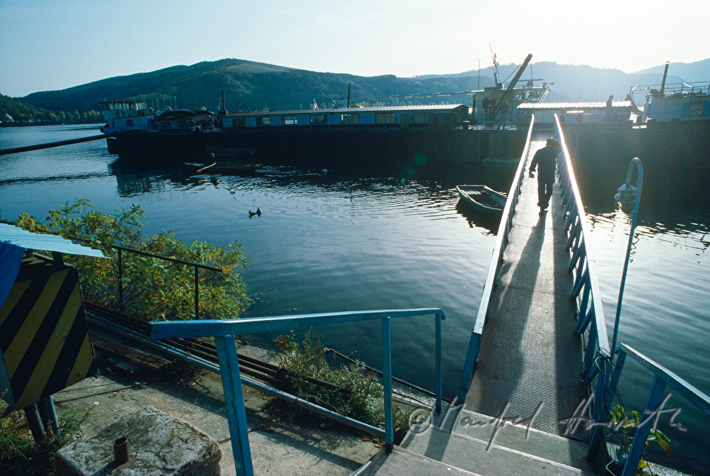 Steg zu verankertem Schiff