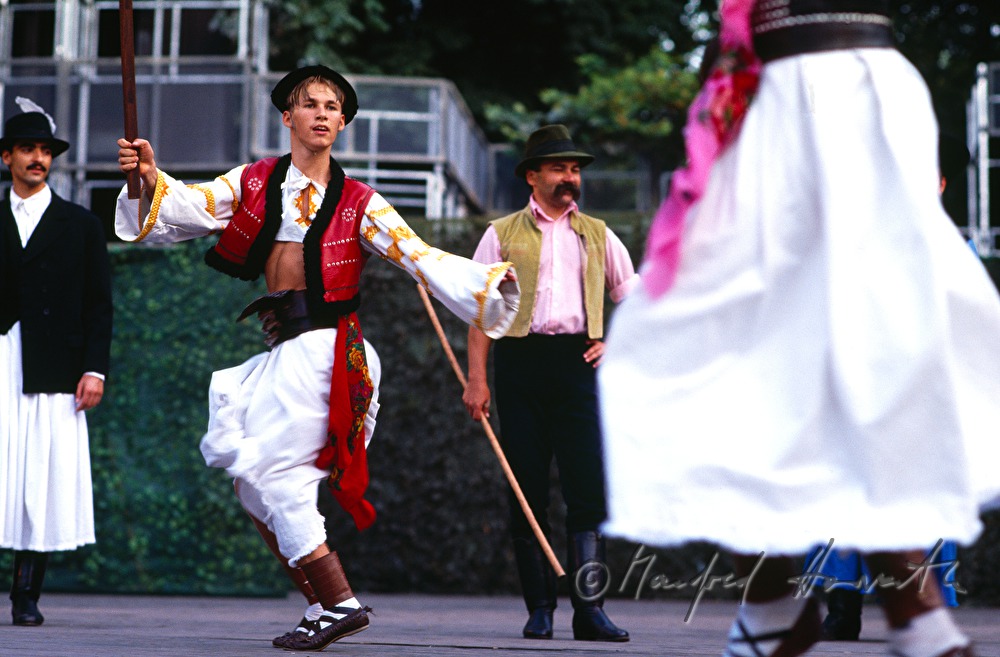 Folkloretänzer auf einem Folklorefest
