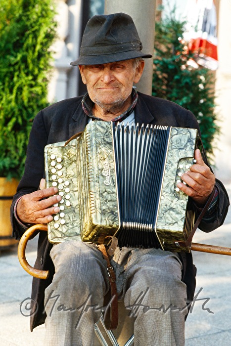 Strassenmusiker spielt Akkordeon