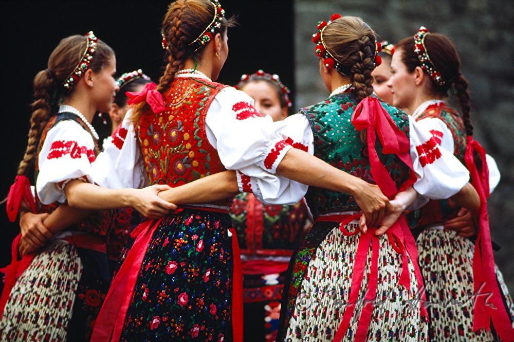 Folkloretänzerinnen auf einem Folklorefest