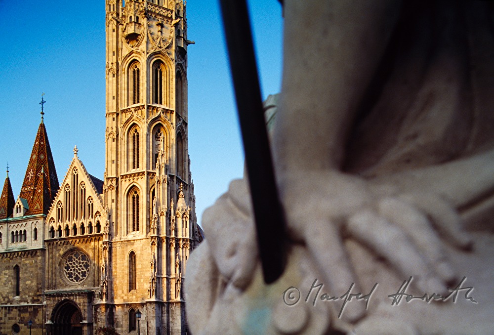 Matthiaskirche und Detail eines Denkmals