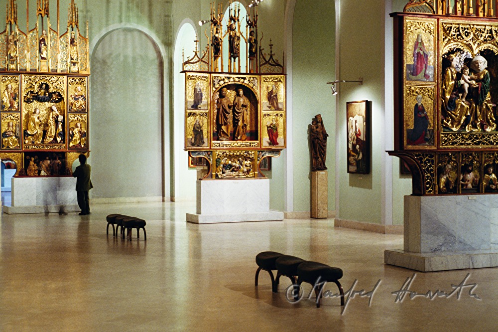 gotischer Flügelaltar und Museumsbesucher