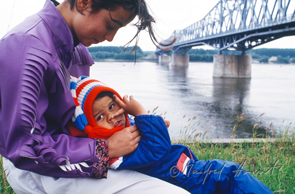 junge Mutter mit Kind am Donau-Ufer