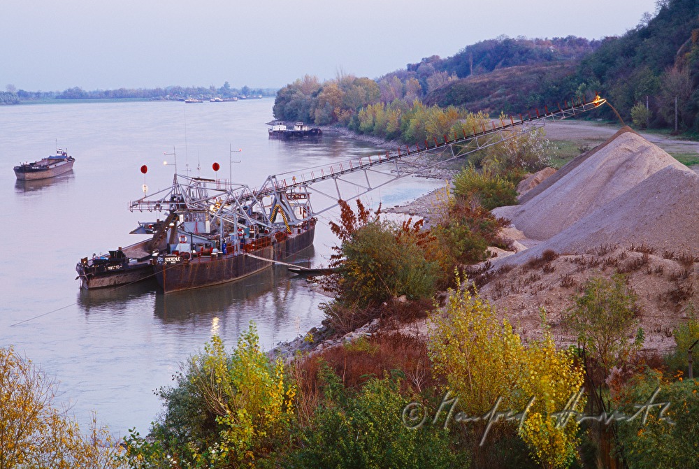 Gewinnung von Fluss-Schotter aus der Donau