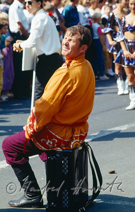 Akkordeonspieler beim Umzug des Blumenkarneval