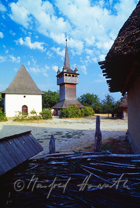 spätgotische reformierte Kirche von Mánd mit dem Glockenturm aus Nemesborzova