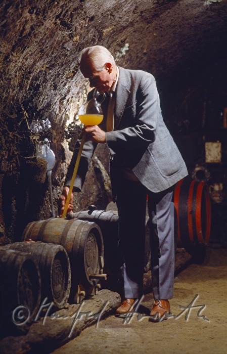 Winzer entnimmt eine Weinprobe