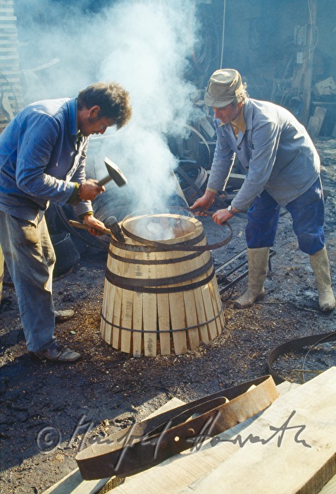 Fassbinder biegen Fasstauben über Feuer