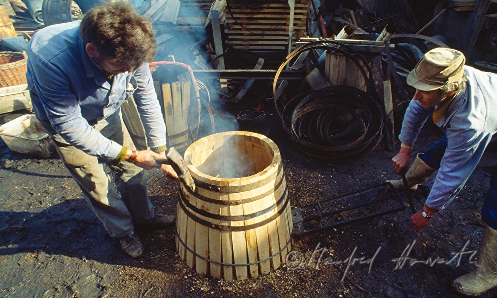 Fassbinder biegen Fasstauben über Feuer