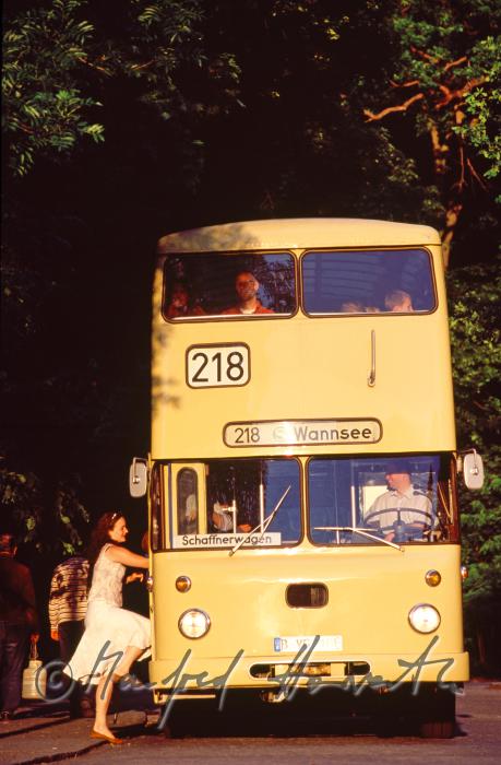 Fahrgast steigt in den Linienbus