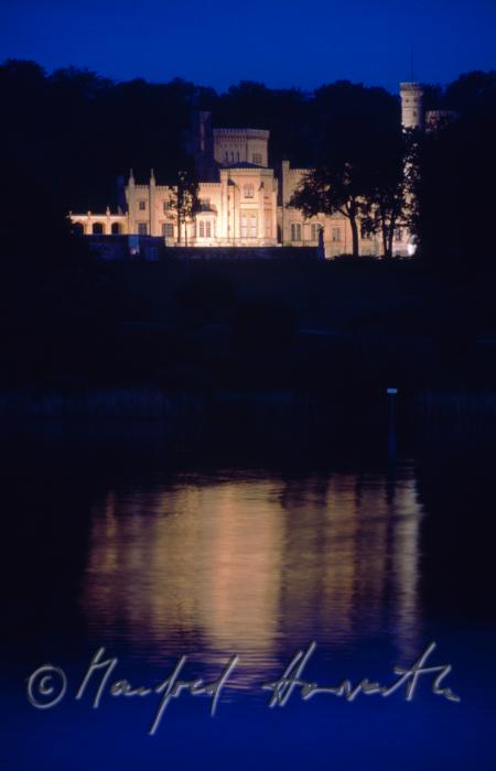 Schloss Babelsberg spiegelt sich in der Havel