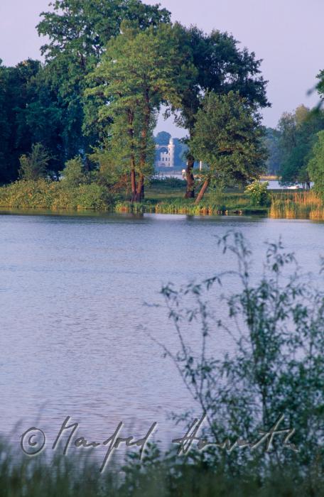 Blick vom Heiligensee auf Schloss Pfaueninsel