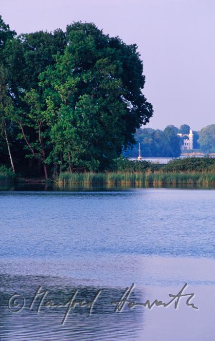 Blick vom Heiligensee auf Schloss Pfaueninsel
