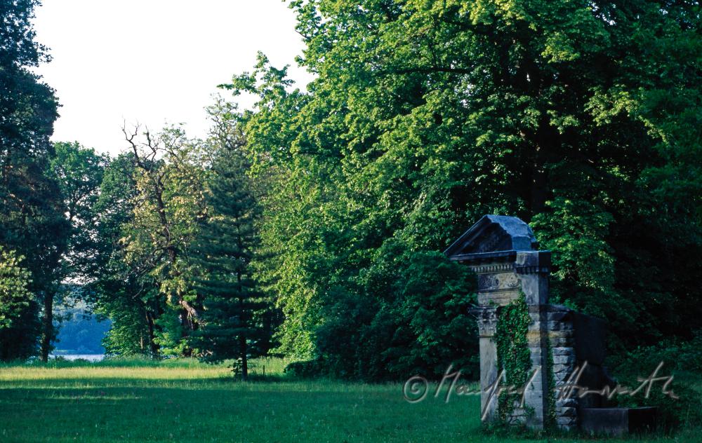 Sichtachse mit Meierei und Ruinen