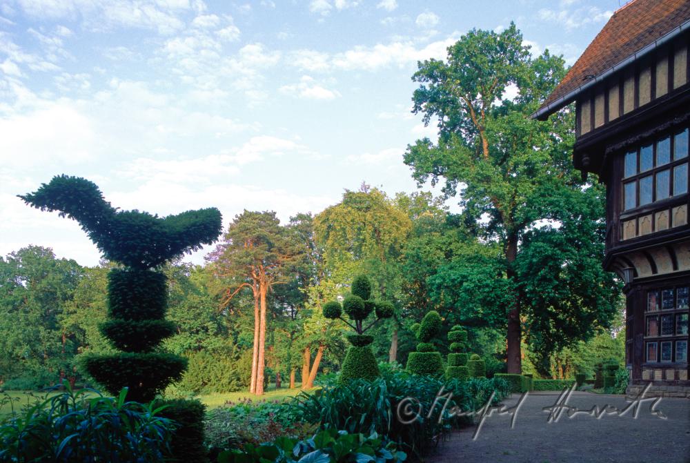 Schloss Cäcilienhof, Garten mit Puchs-Figuren