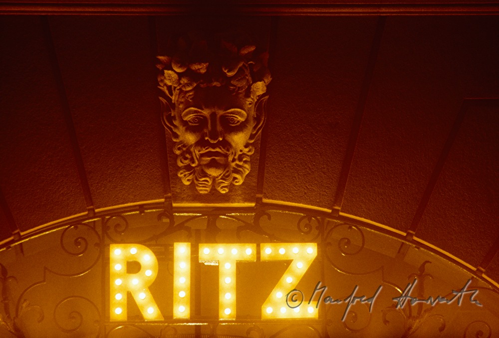 Hotel Ritz, Fassaden-Ornament
