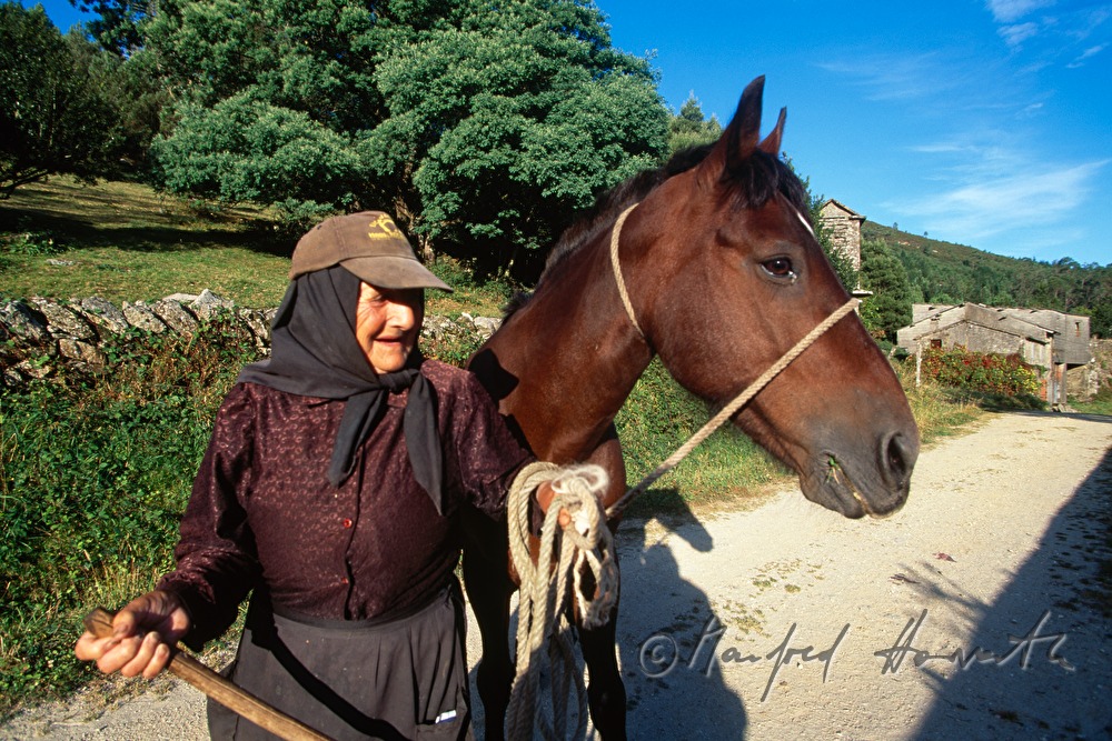 Bäuerin mit Pferd