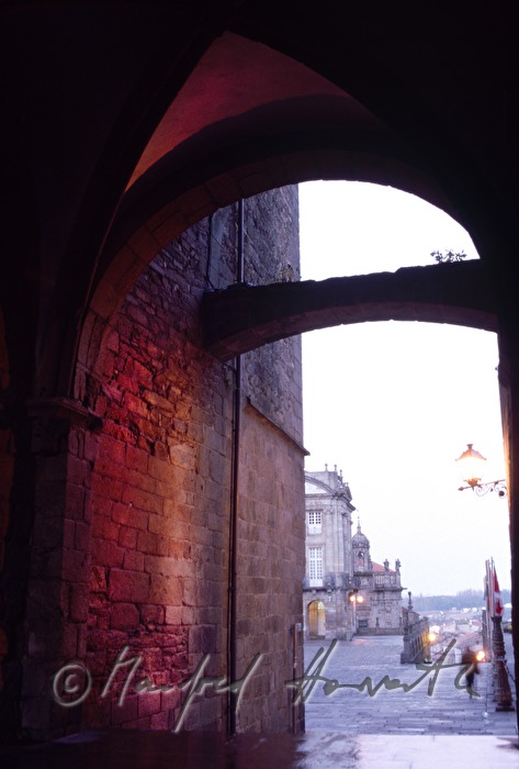 Blick durch die Schwibbögen zum Platz