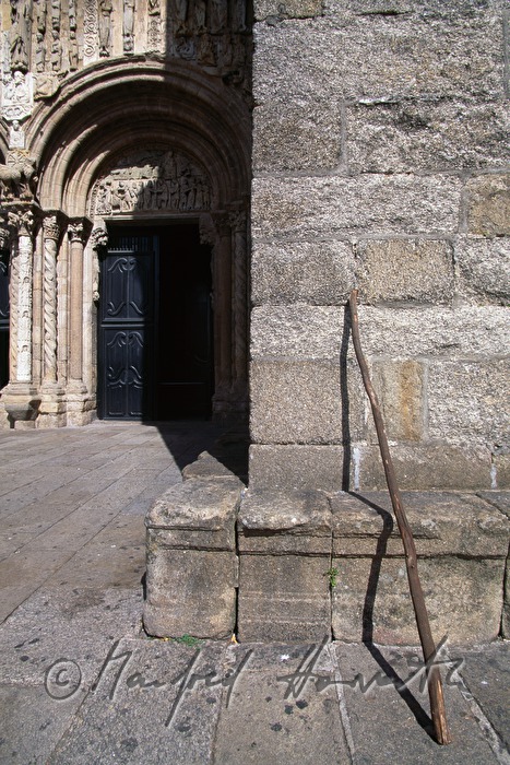 Wanderstab lehnt vor der Kirche