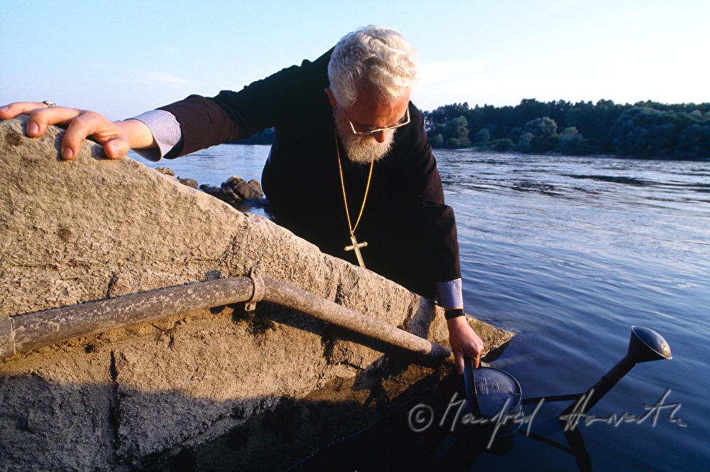 Abt Emmanuel Jungclaussen schöpft Wasser