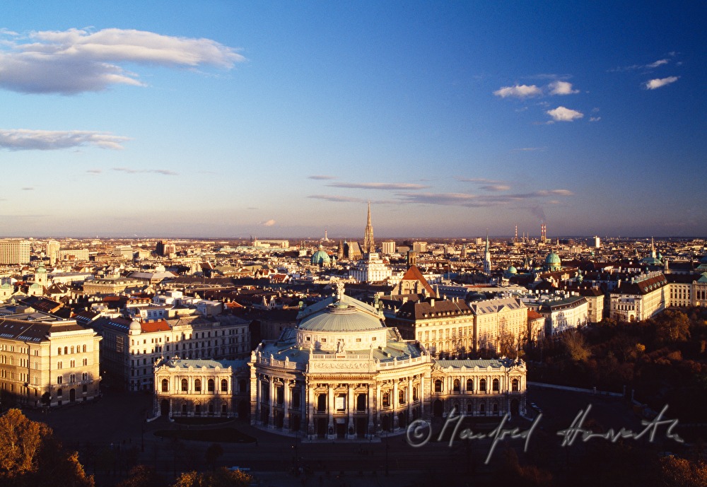 Blick vom Rathaus auf die Ringstrasse und das Burgtheater