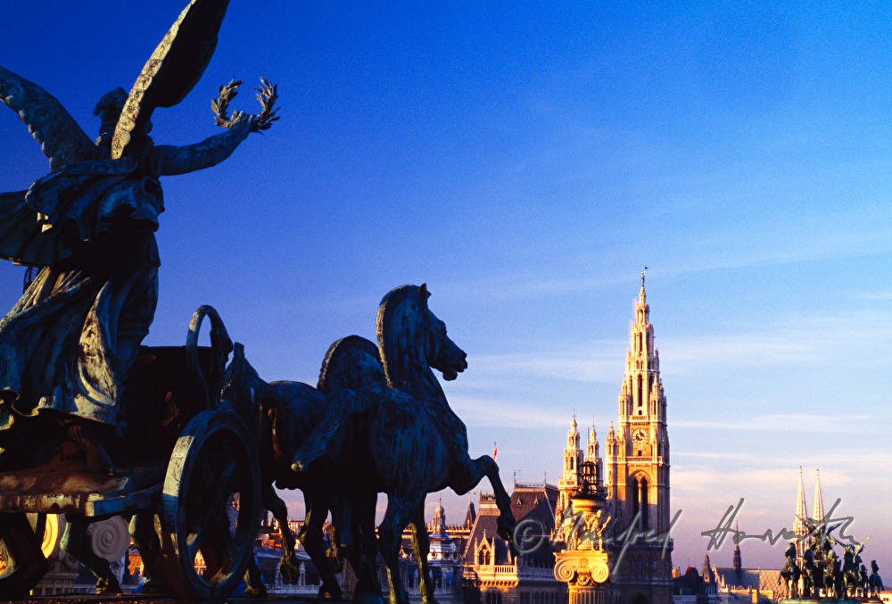 Blick vom Parlament mit Dachfigur