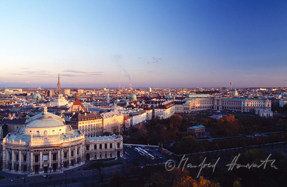 Blick vom Rathaus auf die Ringstrasse und den Heldenplatz