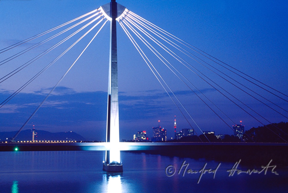 Schrägseilbrücke über die Donau