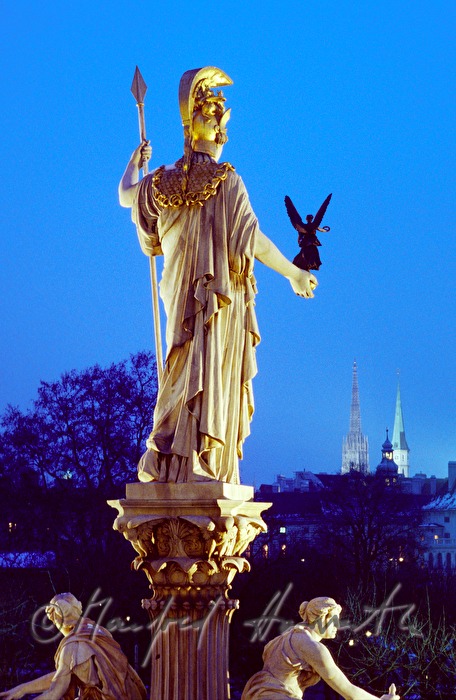 Pallas Athene (Parlament) und Stephansdom