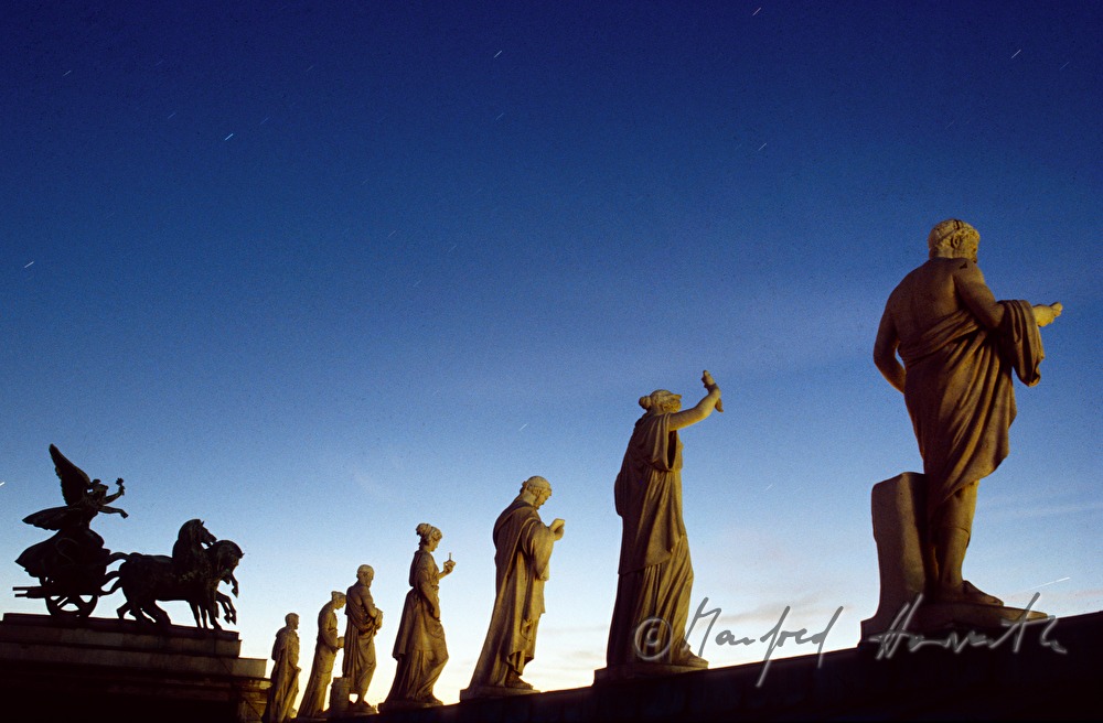 Figuren auf Parlamentdach